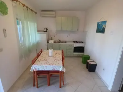 Kuhinja ili čajna kuhinja u objektu Comfort One Bedroom Apartment with Terrace and Sea view