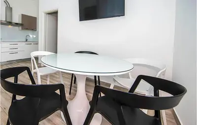 Kuhinja ili čajna kuhinja u objektu 1 Bedroom Amazing Apartment In Podstrana