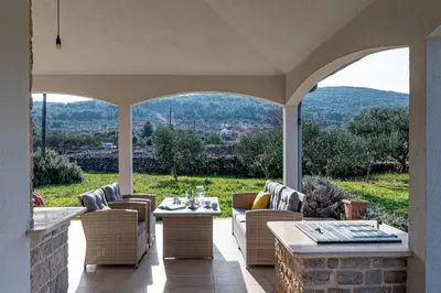Pogled na planine ili pogled na planine iz vikendica
