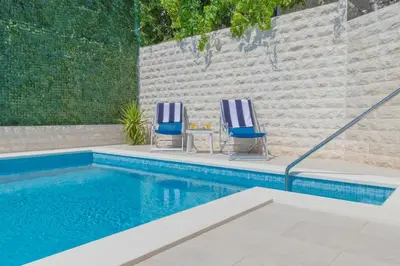 Bazen u objektu Villa Zorka ili u blizini