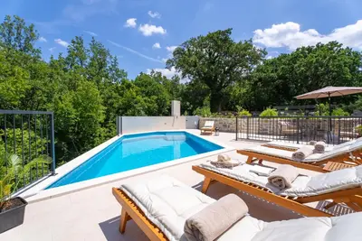 Bazen u objektu NEW! Villa AmaRosa - with heated pool and large playground ili u blizini