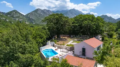 Pogled na planine ili pogled na planine iz vila