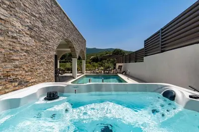 Bazen u objektu Villa Eden with heated pool ili u blizini
