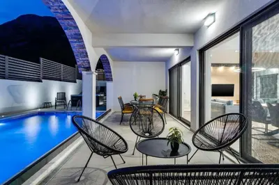 Bazen u objektu Villa Eden with heated pool ili u blizini