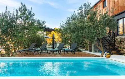 Bazen u objektu Lovely Home In Tugare ili u blizini