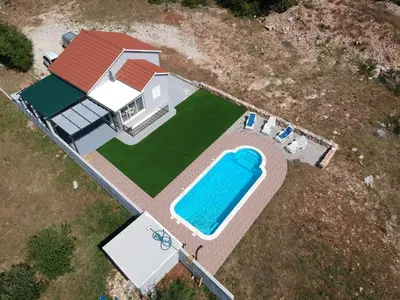 Bazen u objektu Nane Garden house with heat pool ili u blizini