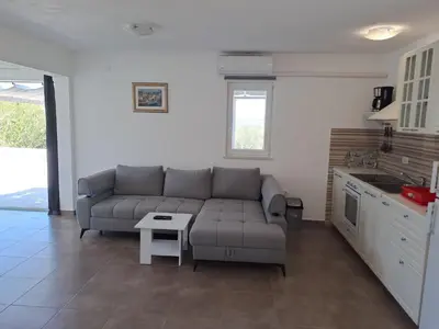Kuhinja ili čajna kuhinja u objektu Nane Garden house with heat pool
