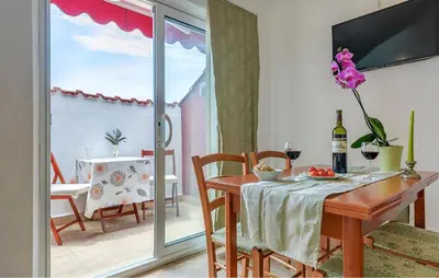 TV i/ili zabavni centar u objektu Amazing Apartment In Bol With Wifi