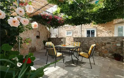 Popločani dio dvorišta ili vanjski dio objekta 1 Bedroom Cozy Apartment In Bol
