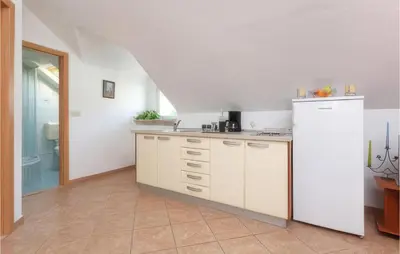 Kuhinja ili čajna kuhinja u objektu 1 Bedroom Cozy Apartment In Bol
