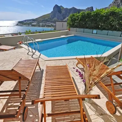 Holiday Home Geräumiges Ferienhaus in Omiš mit Privatem Pool by Interhome