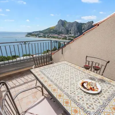 Apartment Ferienappartement mit zwei Meerblick-Balkonen by Interhome