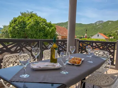 Pogled na planine ili pogled na planine iz vikendica