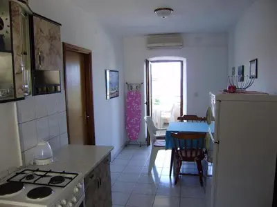 Kuhinja ili čajna kuhinja u objektu Apartment in Ivan Dolac mit Terrasse by Interhome