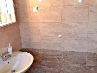 Kupaonica u objektu Apartment Schöne Ferienwohnung in Baska Voda mit Terrasse by Interhome