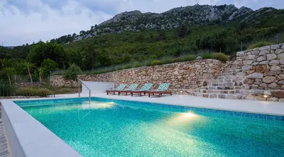 Pogled na planine ili pogled na planine iz vila