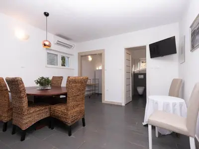 Kuhinja ili čajna kuhinja u objektu Holiday Home Haus in Splitska mit kostenlosem Parkplatz by Interhome