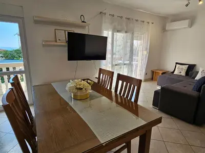 TV i/ili zabavni centar u objektu Apartment Maja großer Balkon 7 Minuten zu Fuß zum Strand und Hotel by Interhome