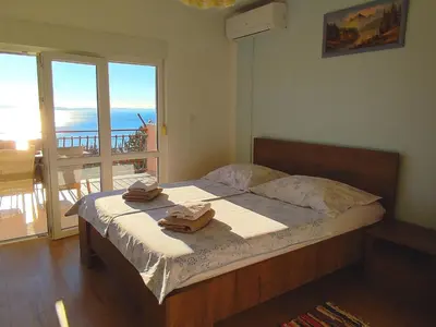 Krevet ili kreveti u jedinici u objektu Apartment Amazing View Wohnung atemberaubenden Blick auf das Meer Stadt by Interhome