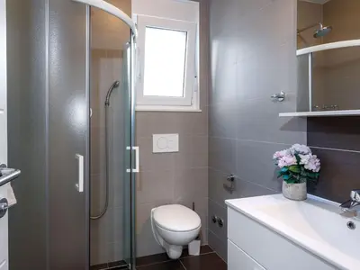 Kupaonica u objektu Apartment Appartement in Dugi Rat mit Großer Terrasse by Interhome