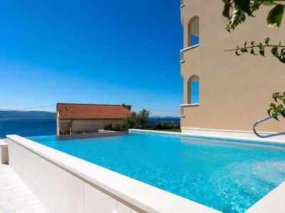 Bazen u objektu Apartment Appartement in Dugi Rat mit Großer Terrasse by Interhome ili u blizini