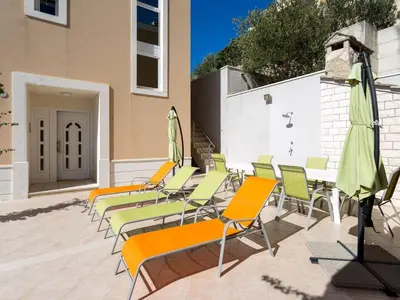 Tlocrt objekta Apartment Appartement in Dugi Rat mit Großer Terrasse by Interhome