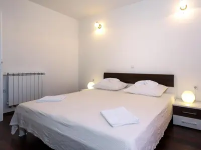 Krevet ili kreveti u jedinici u objektu Apartment Appartement in Dugi Rat mit Großer Terrasse by Interhome