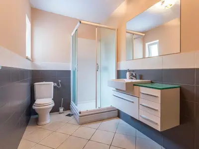 Kupaonica u objektu Holiday Home mit Balkon und Terrasse sowie Meerblick by Interhome