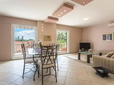 TV i/ili zabavni centar u objektu Holiday Home mit Balkon und Terrasse sowie Meerblick by Interhome