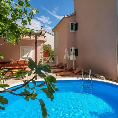 Holiday Home mit Balkon und Terrasse sowie Meerblick by Interhome