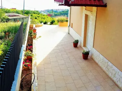 Vrt u objektu Apartment Strandnahe Ferienwohnung in Podstrana by Interhome