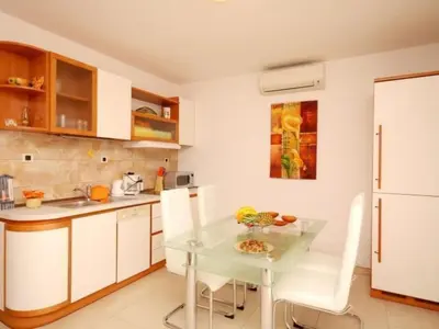 Kuhinja ili čajna kuhinja u objektu Apartment Strandnahe Ferienwohnung in Podstrana by Interhome