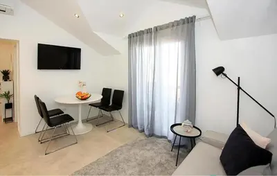 TV i/ili zabavni centar u objektu 2 Bedroom Stunning Apartment In Supetar