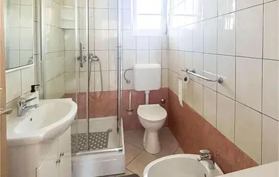 Kupaonica u objektu Cozy Apartment In Necujam With House Sea View