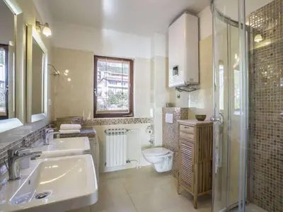 Kupaonica u objektu Villa in Podstrana with barbecue and Wi-Fi