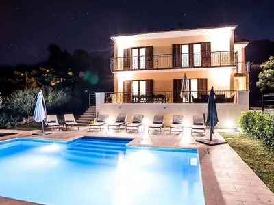 Bazen u objektu Villa in Podstrana with barbecue and Wi-Fi ili u blizini