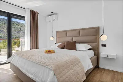 Krevet ili kreveti u jedinici u objektu NEW! Stylish 4-Bedroom Villa Agrosa with 30 m2 Private Pool, Hydromassage, Finnish Sauna and Fun zone