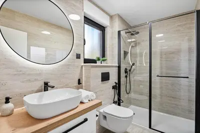 Kupaonica u objektu NEW! Stylish 4-Bedroom Villa Agrosa with 30 m2 Private Pool, Hydromassage, Finnish Sauna and Fun zone