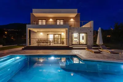 Bazen u objektu NEW! Stylish 4-Bedroom Villa Agrosa with 30 m2 Private Pool, Hydromassage, Finnish Sauna and Fun zone ili u blizini