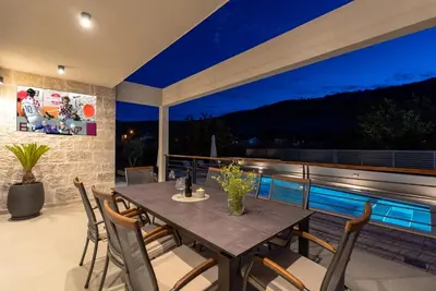 Bazen u objektu NEW! Stylish 4-Bedroom Villa Agrosa with 30 m2 Private Pool, Hydromassage, Finnish Sauna and Fun zone ili u blizini