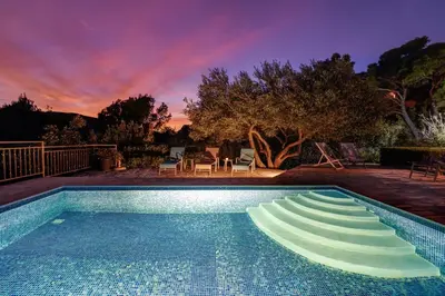 Bazen u objektu The Captain's House heated pool, sea views ili u blizini