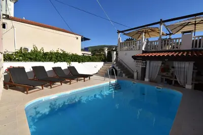 Bazen u objektu Villa Radovani Jelsa Hvar ili u blizini