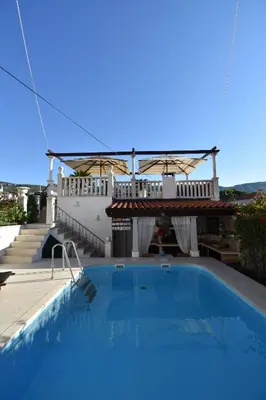 Bazen u objektu Villa Radovani Jelsa Hvar ili u blizini