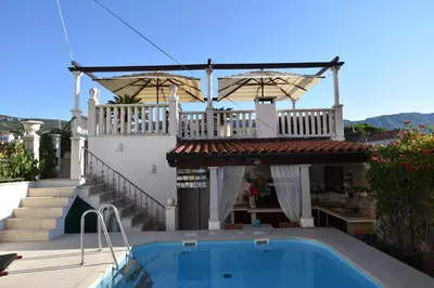 Bazen u objektu Villa Radovani Jelsa Hvar ili u blizini