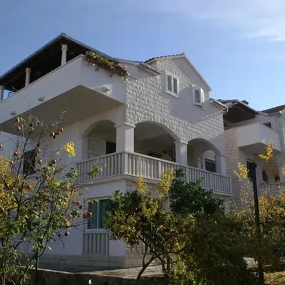Apartments with parking space Supetar