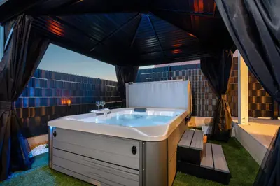 Tlocrt objekta House Cute house with jacuzzi