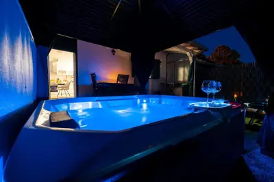 Bazen u objektu House Cute house with jacuzzi ili u blizini
