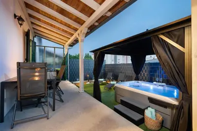 Tlocrt objekta House Cute house with jacuzzi
