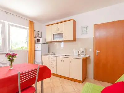 Kuhinja ili čajna kuhinja u objektu Apartment Parterre-Ferienwohnung für vier Personen by Interhome