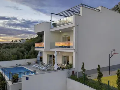 Bazen u objektu Holiday Home Villa inmitten der Natur in ruhiger Lage by Interhome ili u blizini